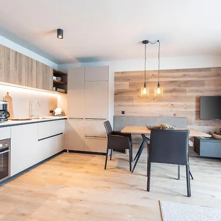 Luxury Apartment, Alpenrosenbahn Within Walking Distance Apartament